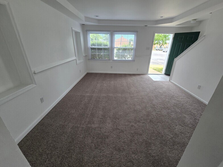Building Photo - 2626 Wayside Dr
