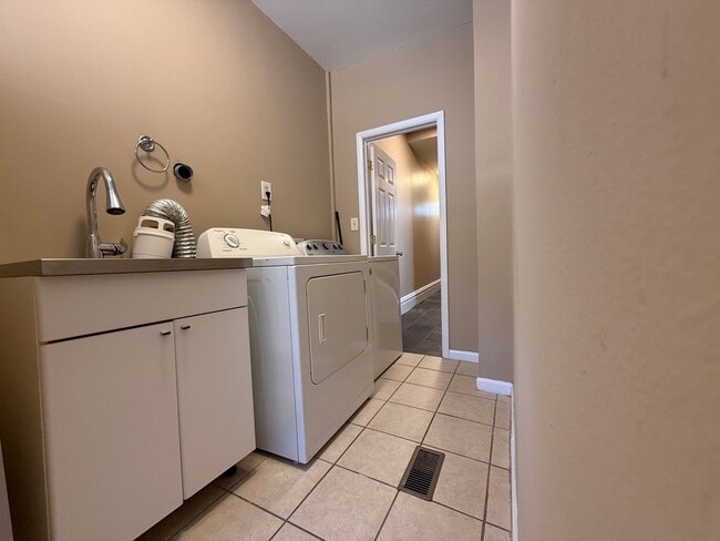 Building Photo - 3BR 1.5bath Townhouse with fenced yard!