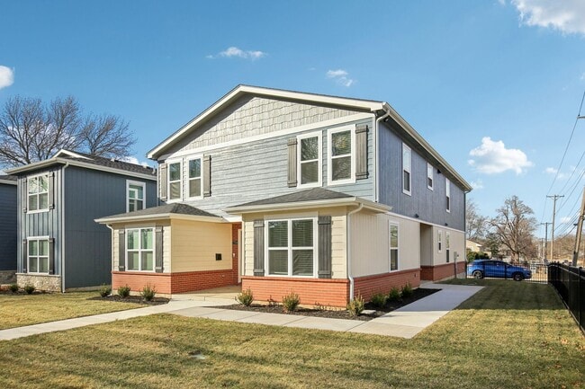 Building Photo - Main St Townhomes