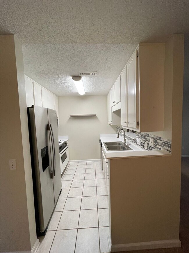 Building Photo - Briarwood West Sudvision - Stainless Steel...