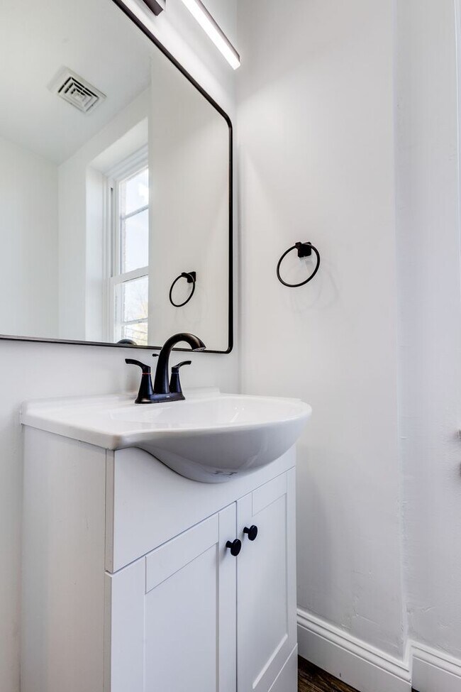 Building Photo - 2439 Arlington Ave