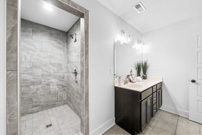 Building Photo - Large 3 Bedroom 3 1/2 Bath Condo For Rent ...