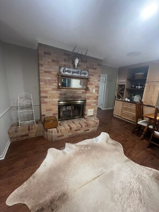 Building Photo - MID TERM RENTAL