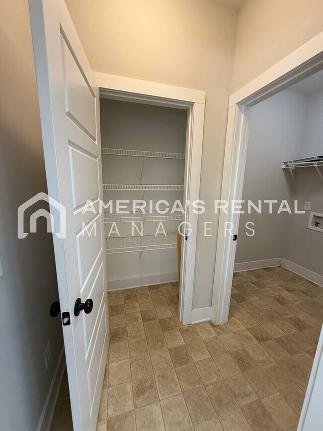 Building Photo - Townhome for Rent in Chelsea! COMING SOON!