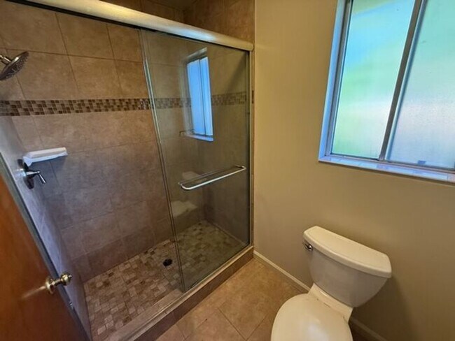 Building Photo - Beautiful 4 bedrooms 2.5 bath home