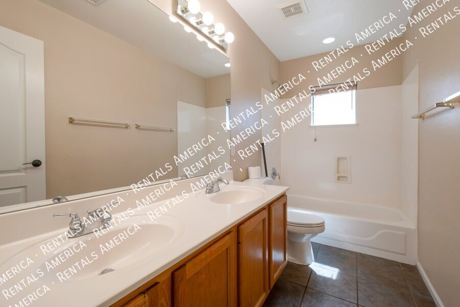 Building Photo - 2682 S Beverly Pl