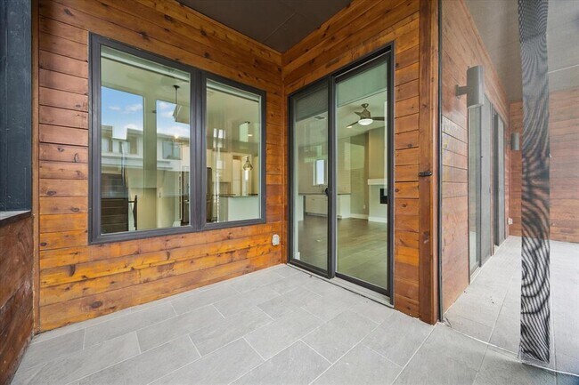 Building Photo - 5006 Pecan Springs Rd