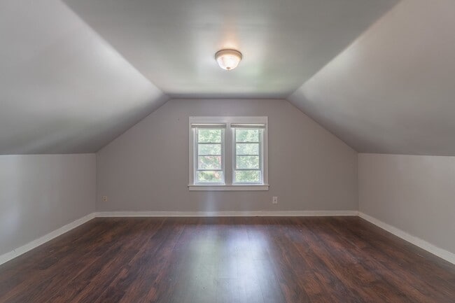 Building Photo - 2 Bed Home in the Heart of Whitefish Bay