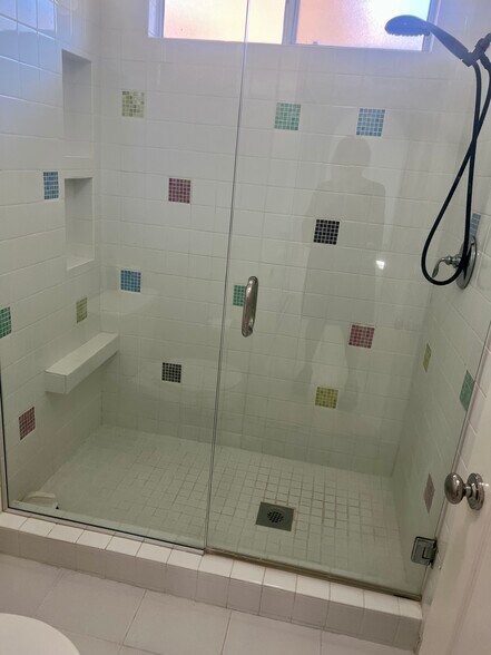 Building Photo - 5018 Evanwood Ave