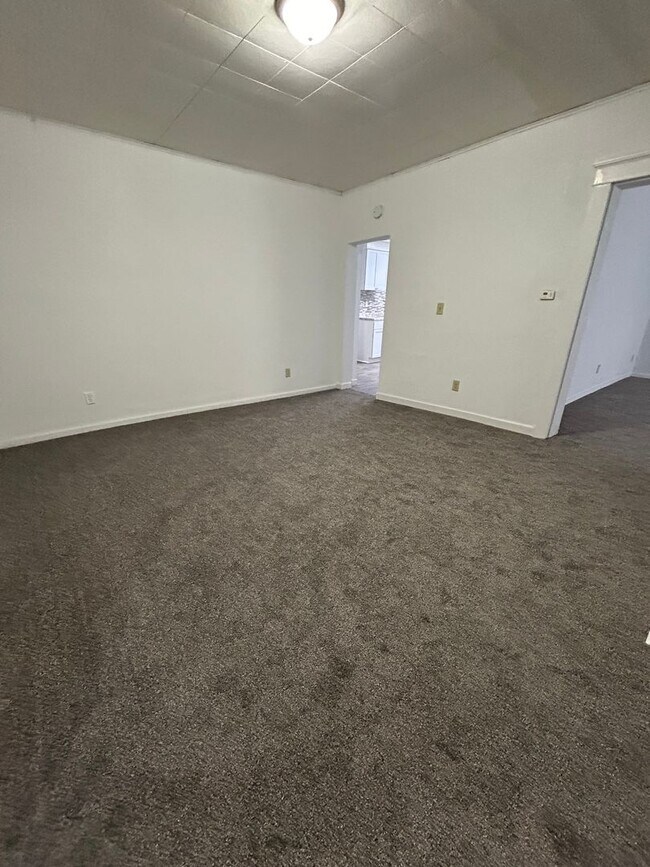 Building Photo - 3 Bedroom 2 Bathroom Apartment Near Gundersen