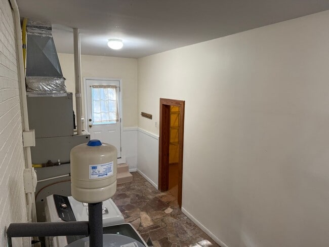 Building Photo - One Level Home! 3or 4 bedroom 1 bath with extra-large den, garage and extra storage on almost an ...