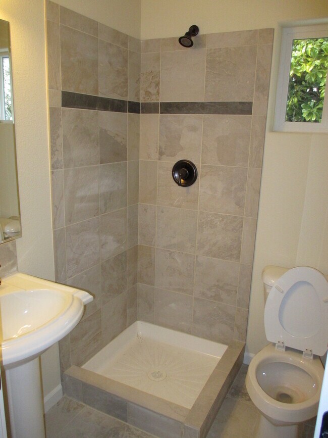 Building Photo - Beautiful Three Bedroom in South Salem