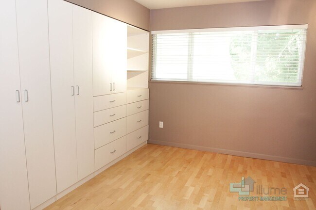 Building Photo - Condo Near OHSU with Huge Deck, Stunning Views and Parking