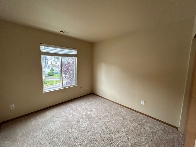 Building Photo - Beautiful 4 bd 2.5 bath w/ 2-car Garage Ho...