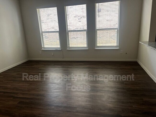 Building Photo - 837 Clark Dr