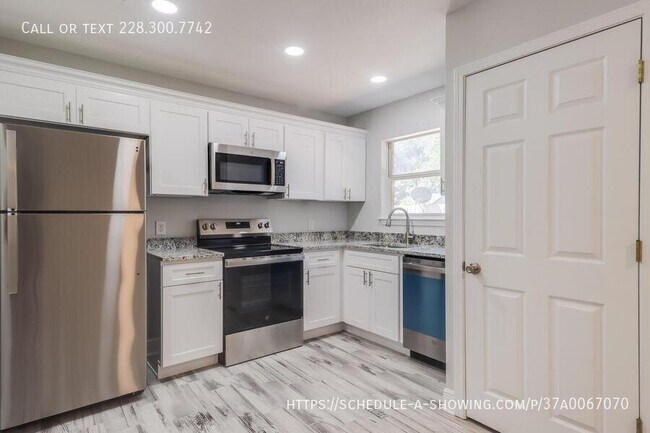 Building Photo - 233 Milray Ln