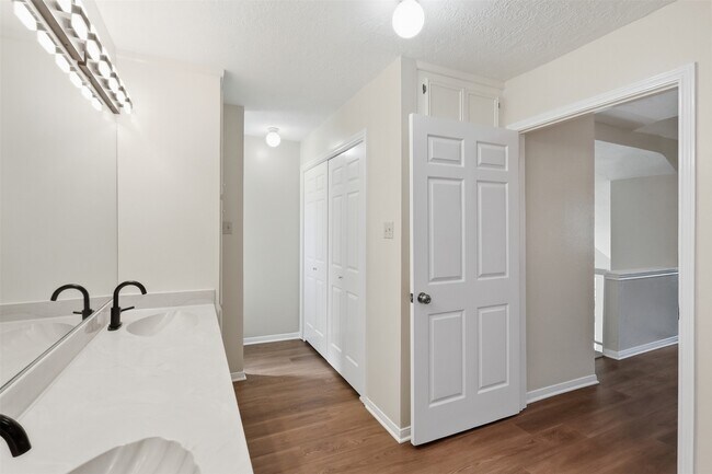 Building Photo - 5515 Strack Rd