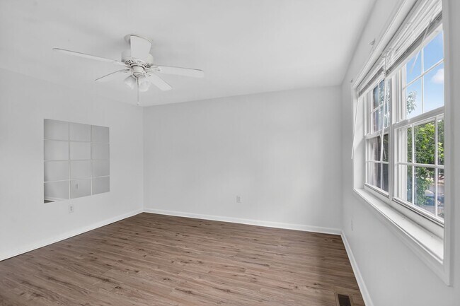 Building Photo - Available 3 Bedroom 1.5 bath Townhouse in Fredericksburg, Stafford County
