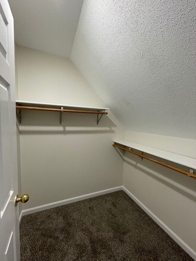 Building Photo - 4 bed 2.5 bath home in quiet Seven Oaks Subdivision