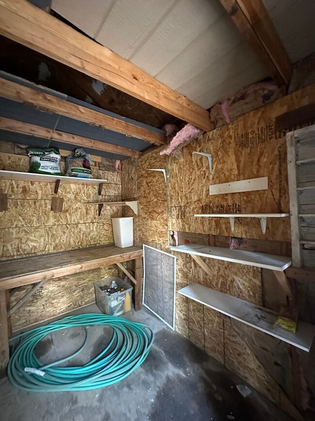 Building Photo - Adorable home in La Pine area, 1.5 acres fully fenced!!