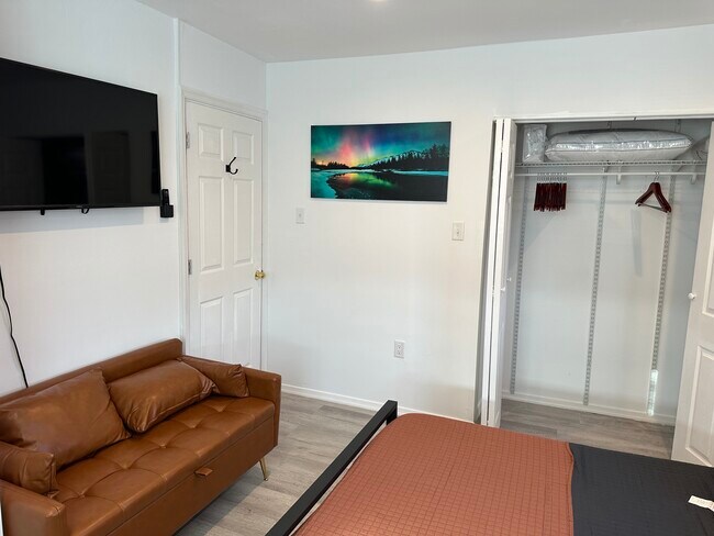 Building Photo - 3826 W 9th St