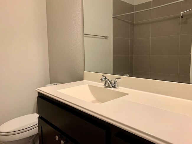 Building Photo - Beautiful 4 bedroom, 2.5 bathroom home in ...