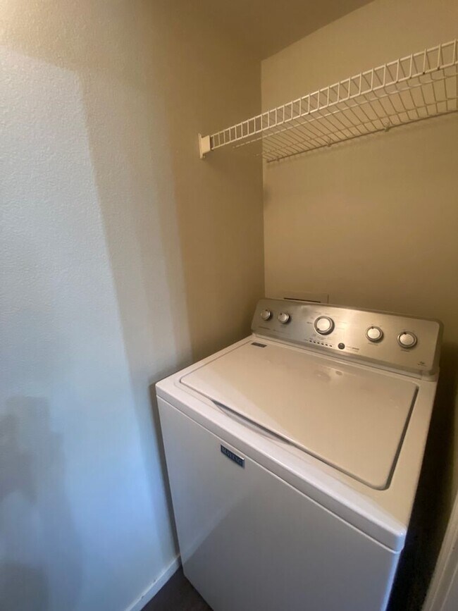 Building Photo - Beautiful unfurnished 2 bedroom in the Sou...