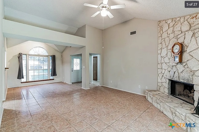 Building Photo - 1701 Century Oaks Dr