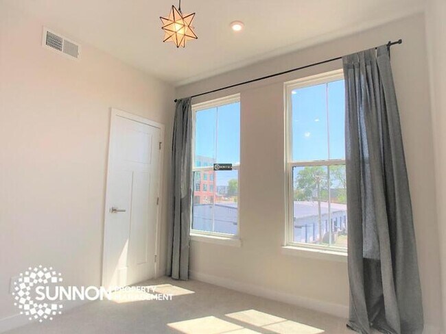 Building Photo - Beautiful 4 Story Townhome in South Charlotte!