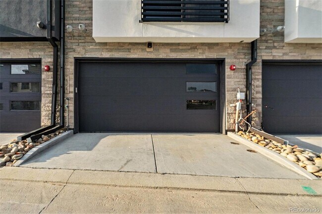Building Photo - 2323 Lakeshore Ln