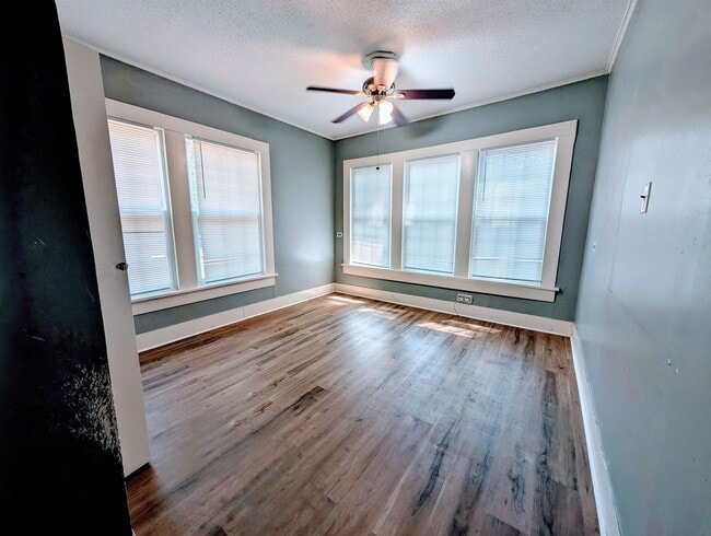 Building Photo - Available Early July - Cute Home on Texas Side
