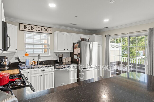 Building Photo - 221 Lookout Pl