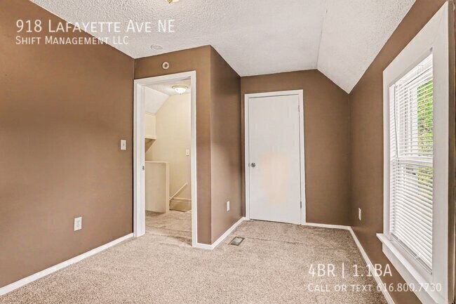 Building Photo - 918 Lafayette Ave NE