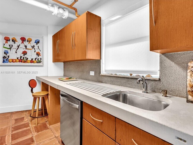 Building Photo - 1881 Washington Ave