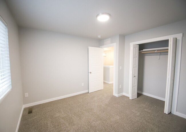 Building Photo - Baraya Townhomes: Modern Townhomes for Rent in Meridian, ID