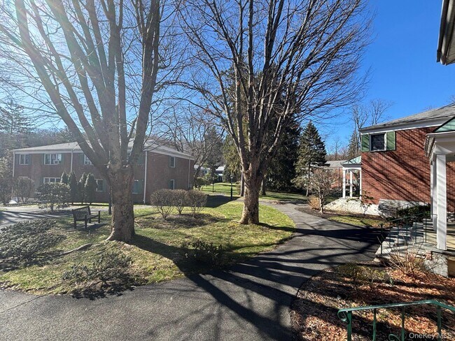 Building Photo - 580 Bedford Rd