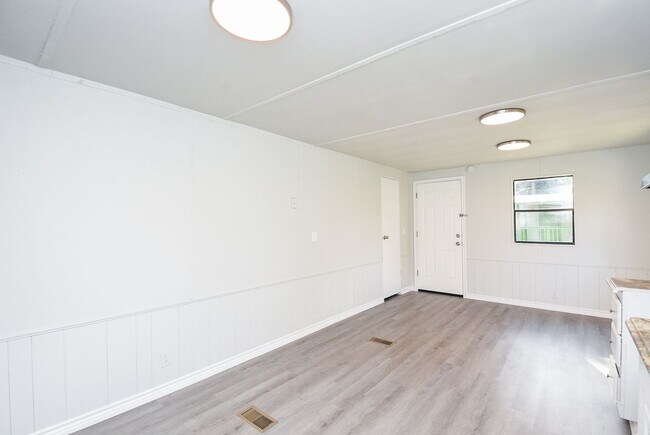 Building Photo - Cozy Roy Harris Loop mobile home