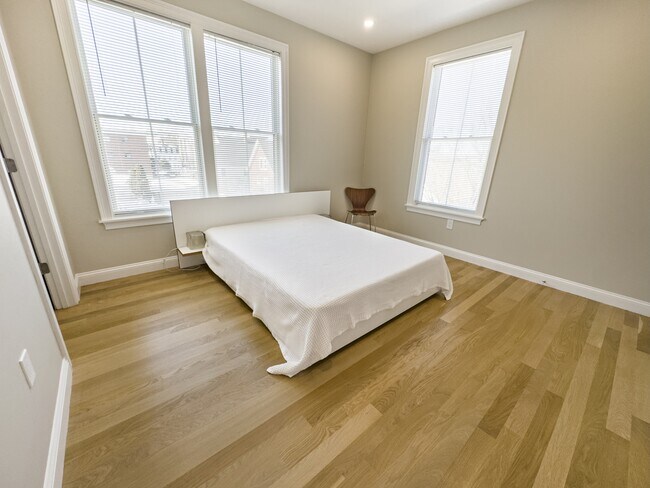 Building Photo - 40 Waverly St