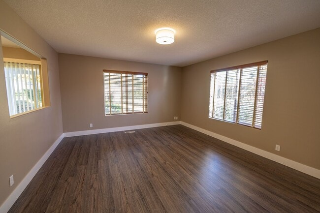 Building Photo - Three bedroom home with a bonus room and Air Conditioning - Built in 2000