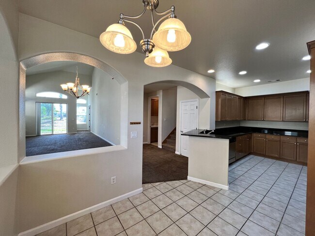 Building Photo - Beautiful 4 Bedroom Home in the Villas Gat...