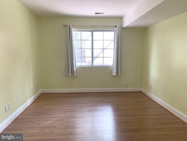 Building Photo - Beautiful upgraded ground level 1 bedroom ...