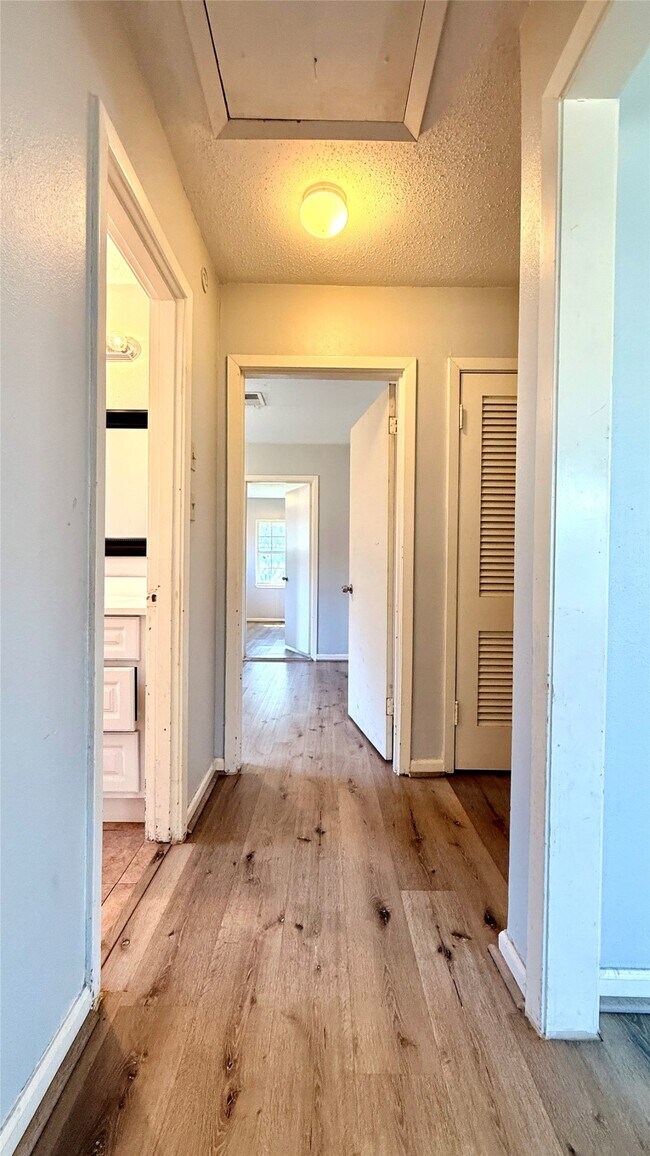 Building Photo - 10502 Ambursen St