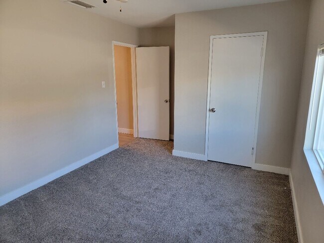 Building Photo - 3 BEDROOM**UPGRADES*CLOSE TO AREA SCHOOLS AND SHOPPING CENTERS*