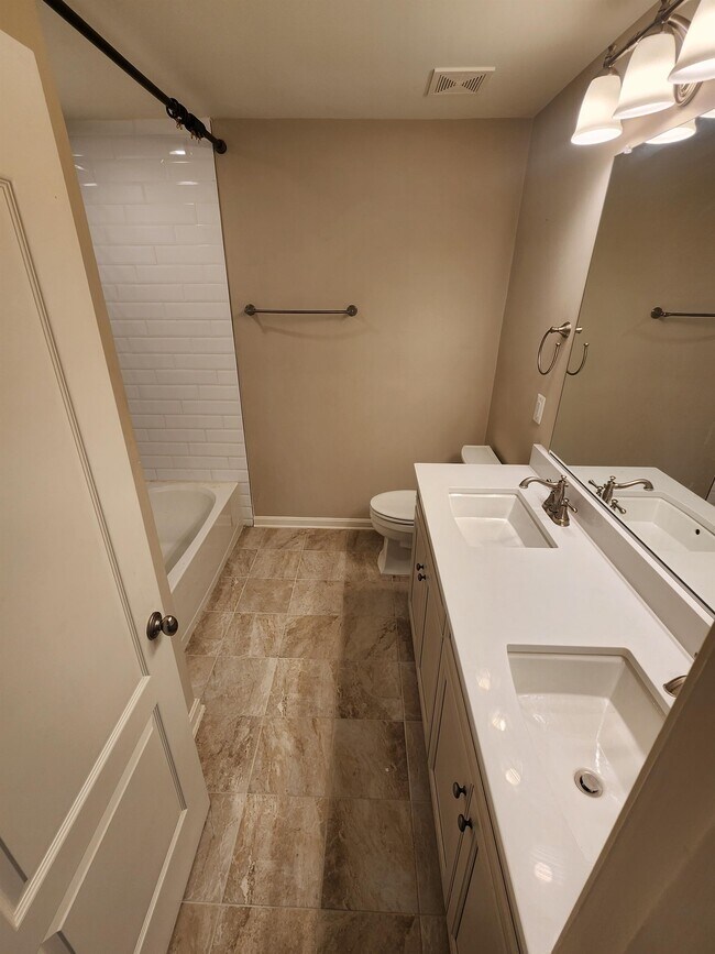 Building Photo - 559 Town Run Ln