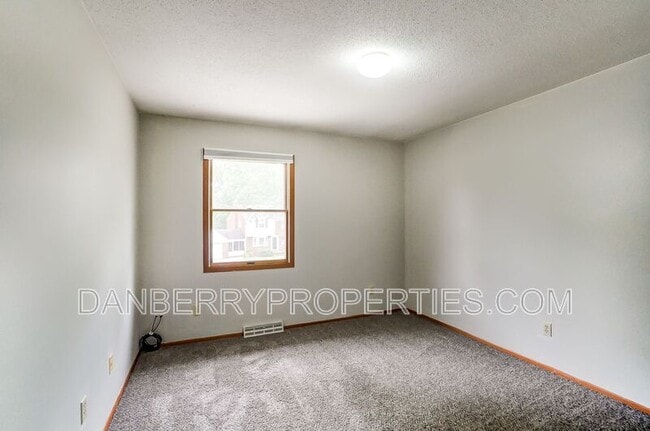 Building Photo - 3162 Kylemore Rd