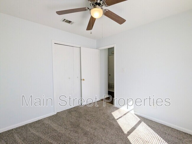 Building Photo - 3202 Redwood Ln