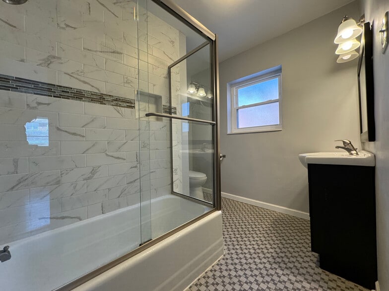 Building Photo - 422 S Hanley Rd