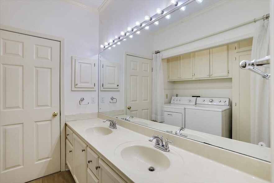 Building Photo - 1330 Roxbury Ct