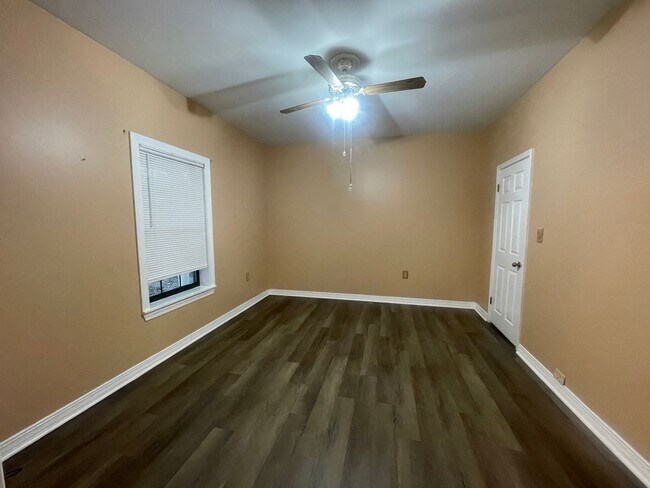 Building Photo - Cypress Lake Front Property in Benton!