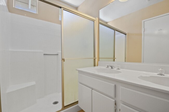 Building Photo - Modern 2BD 2.5BA Townhome with Vaulted Ceilings, Private Pergola Patio, and One-Car attached Garage